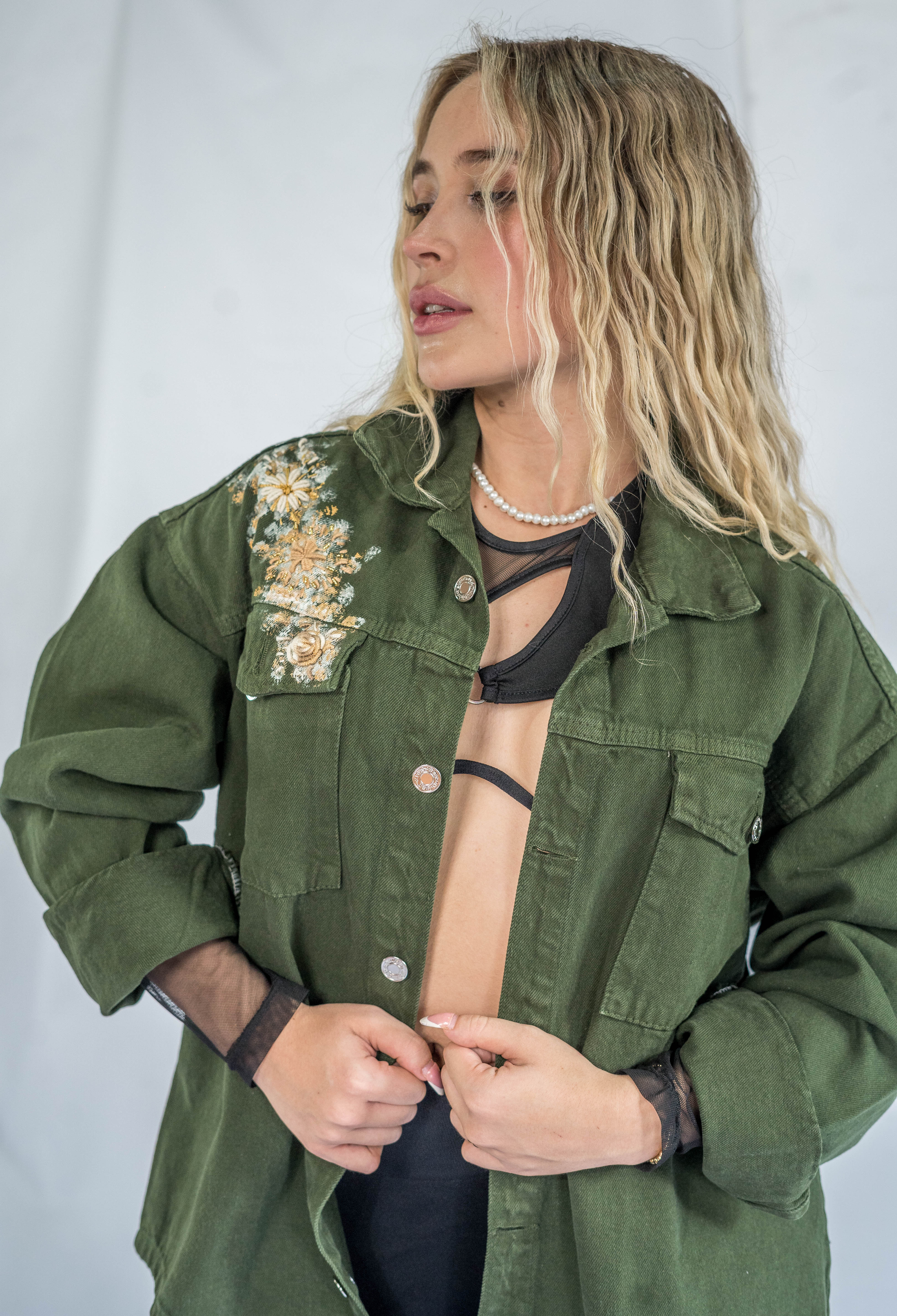 CHAQUETA VERDE MILITAR FLORES