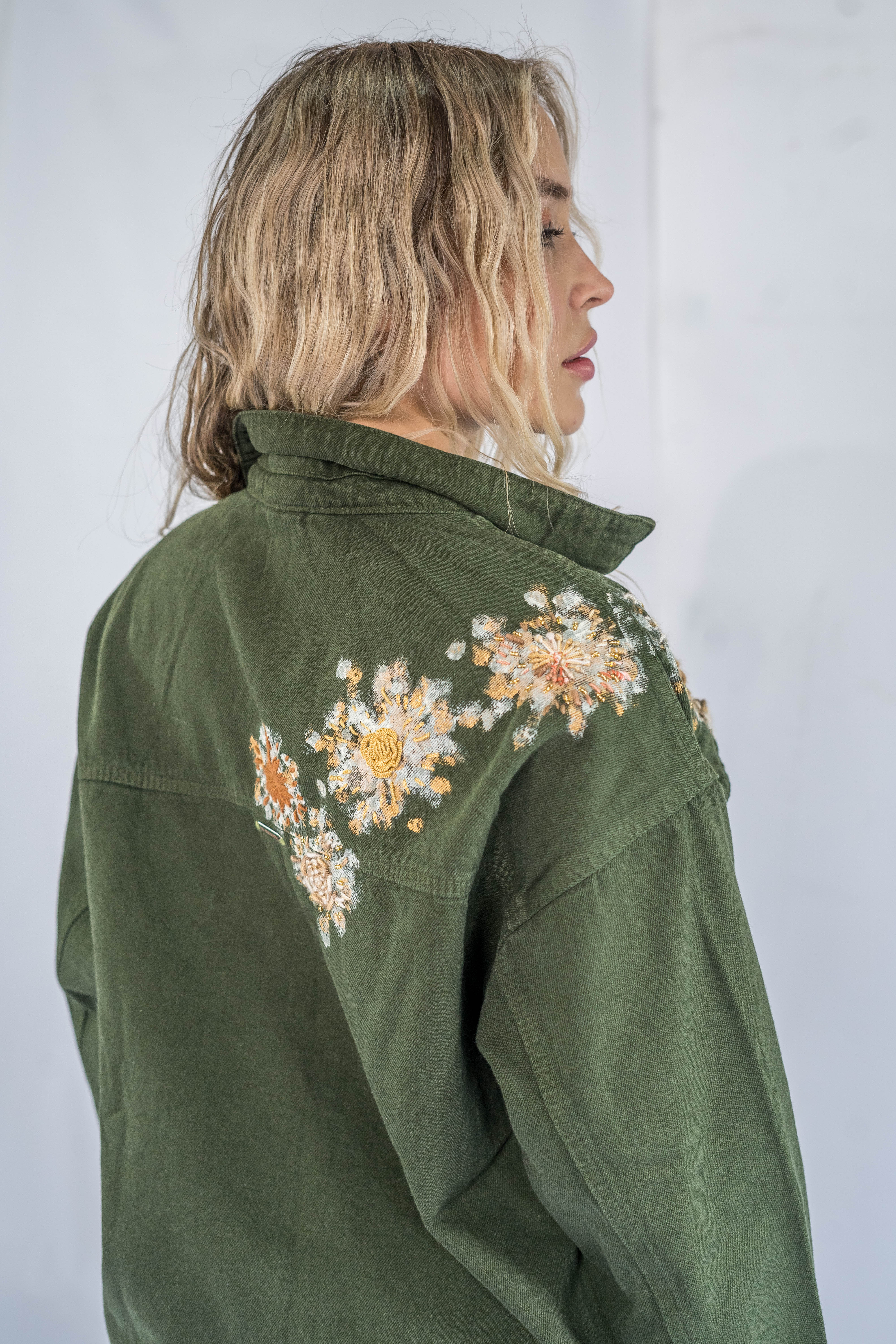 CHAQUETA VERDE MILITAR FLORES